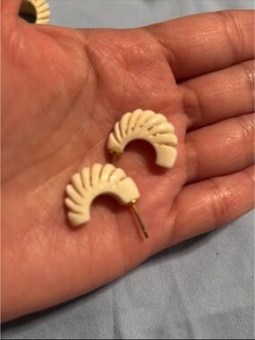 14k real Gold-Post Cream Fan-Shaped Stud Earrings